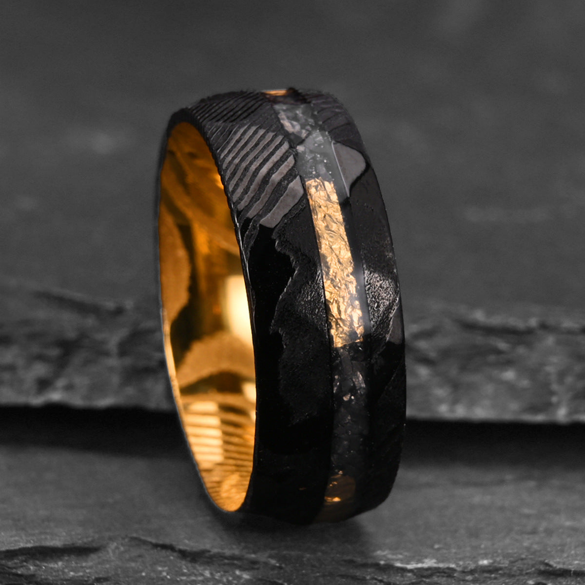 Bague en Acier de Damas — Le Motif au Doigt