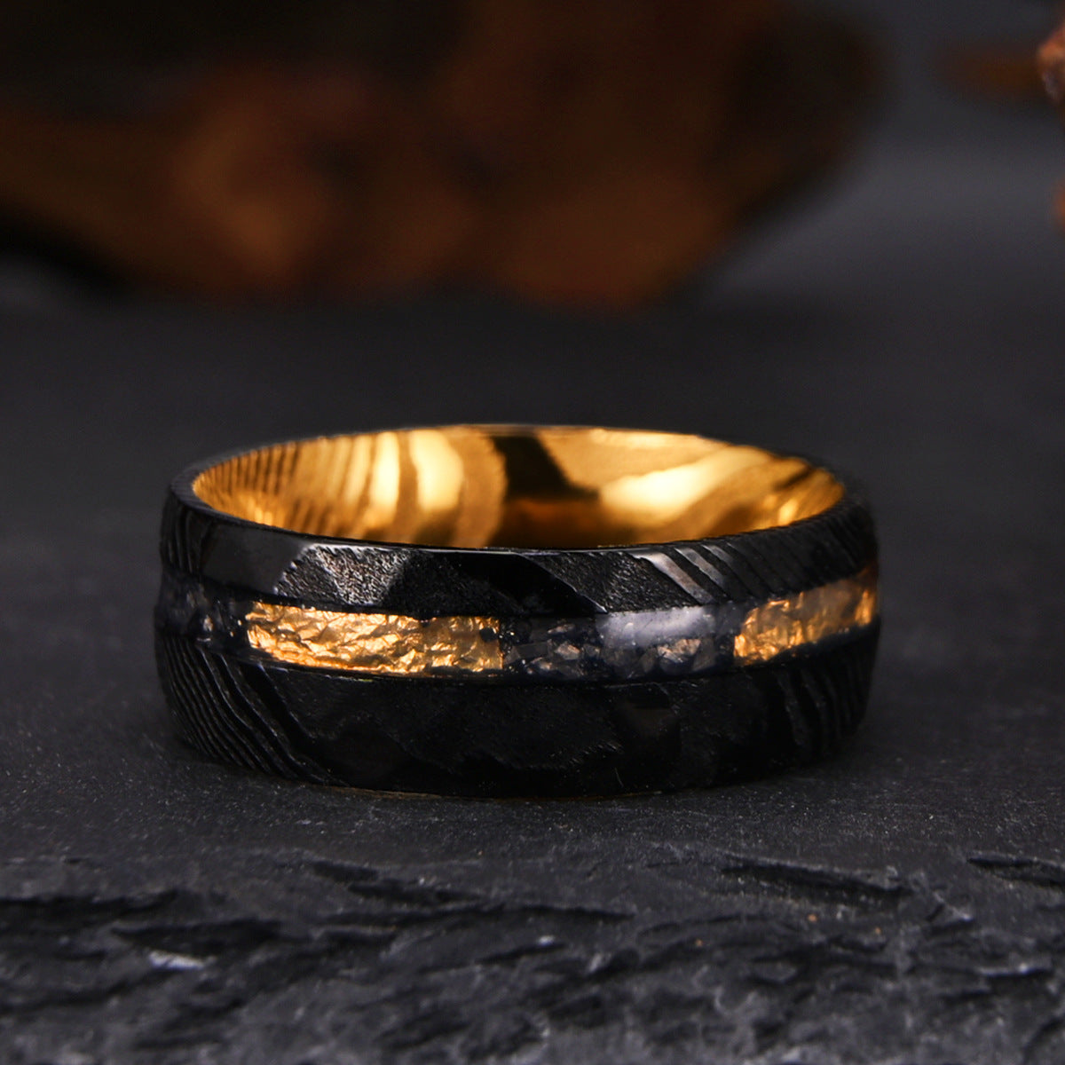 Bague en Acier de Damas — Le Motif au Doigt