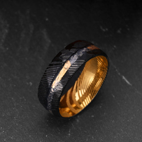 Bague en Acier de Damas — Le Motif au Doigt